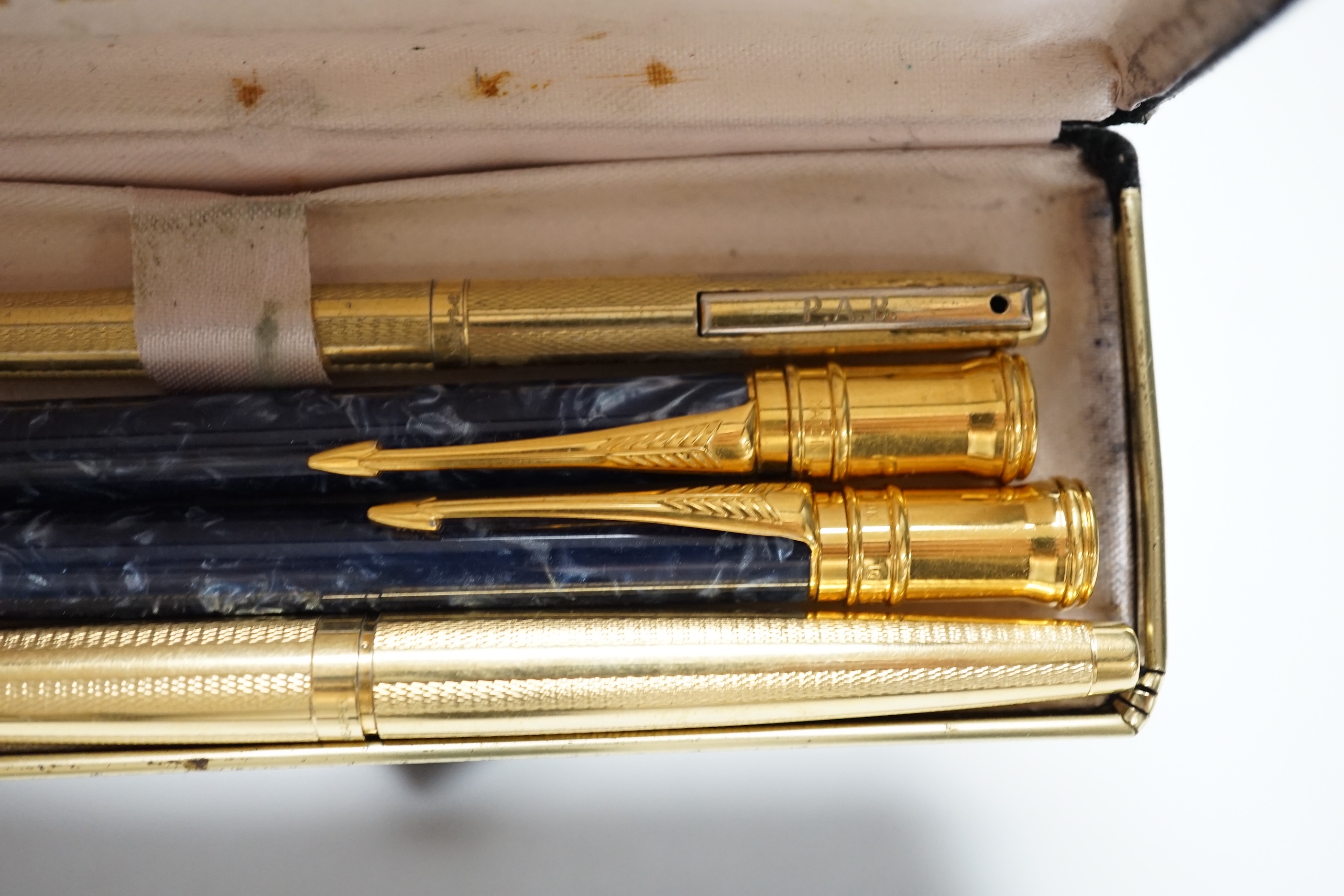 A Sheaffer fountain pen, a Parker pen and pencil pair, one other ballpoint pen and a gent's Tissot wristwatch